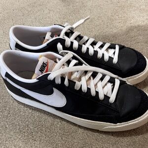 Nike Men’s Black & White Low-Top Sneakers with White Swoosh